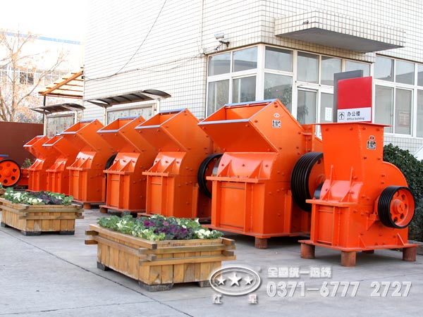 河南leyu.乐鱼小型锤式破碎机厂家厂区一角