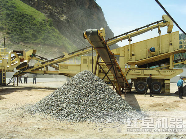 车载一体化颚式破碎机工作现场