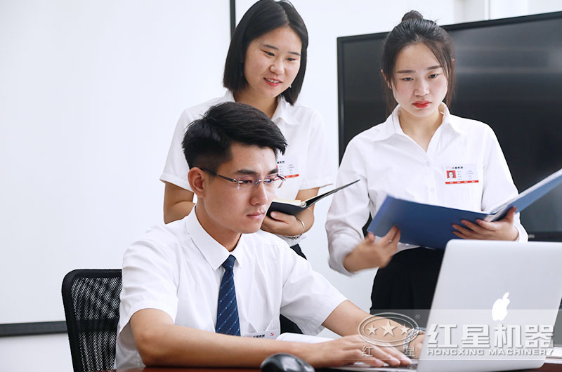 leyu.乐鱼技术人员为客户讲解方案
