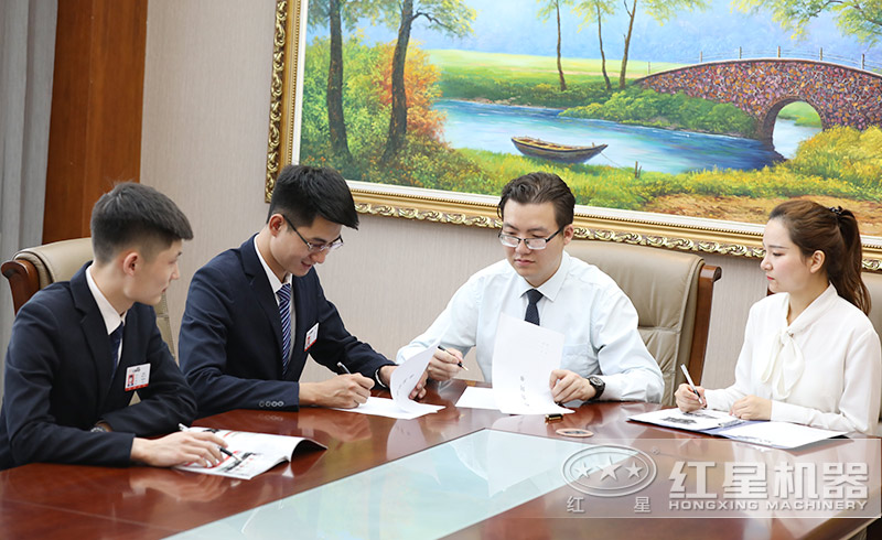leyu.乐鱼技术人员为客户讲解设备方案